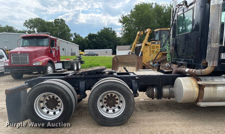 image for item LF9159 2008 Freightliner FLD  semi truck