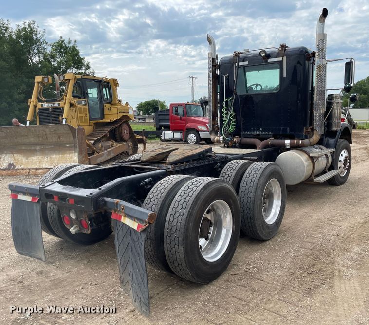 image for item LF9159 2008 Freightliner FLD  semi truck