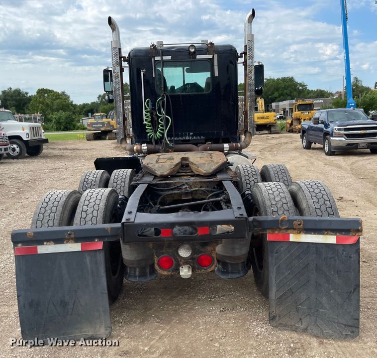 image for item LF9159 2008 Freightliner FLD  semi truck
