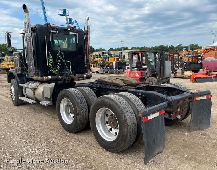 image for item LF9159 2008 Freightliner FLD  semi truck