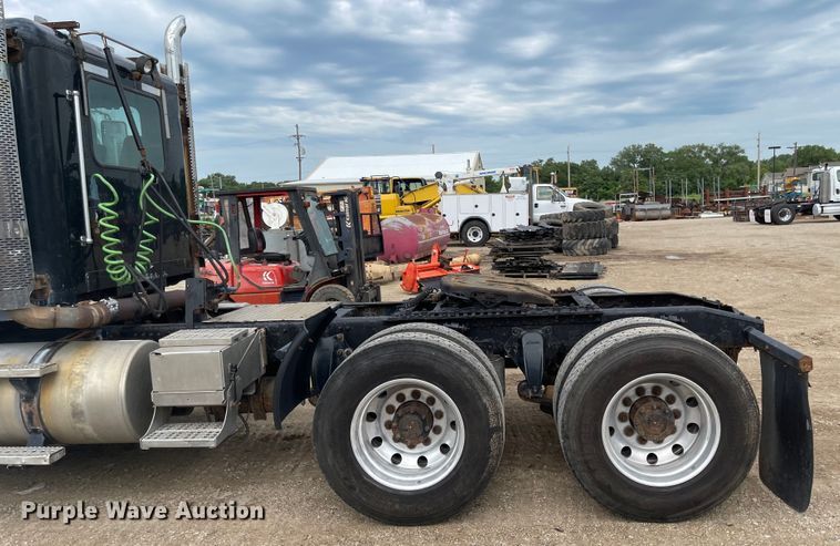 image for item LF9159 2008 Freightliner FLD  semi truck