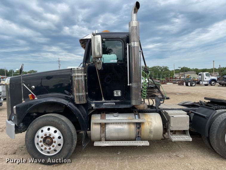 image for item LF9159 2008 Freightliner FLD  semi truck