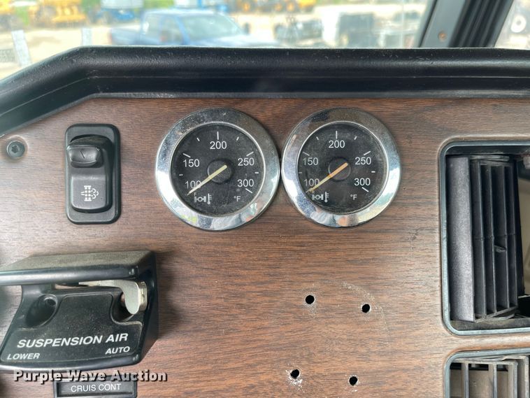 image for item LF9159 2008 Freightliner FLD  semi truck