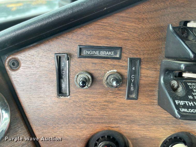 image for item LF9159 2008 Freightliner FLD  semi truck