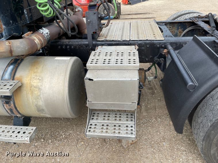 image for item LF9159 2008 Freightliner FLD  semi truck