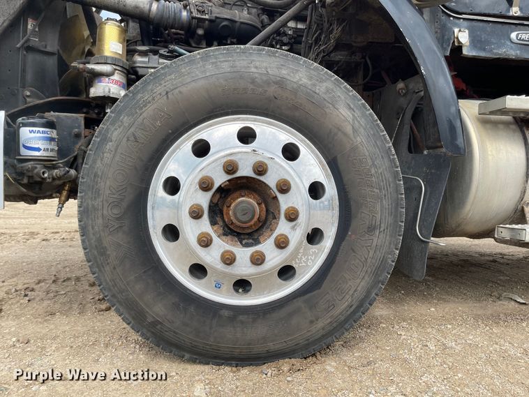 image for item LF9159 2008 Freightliner FLD  semi truck