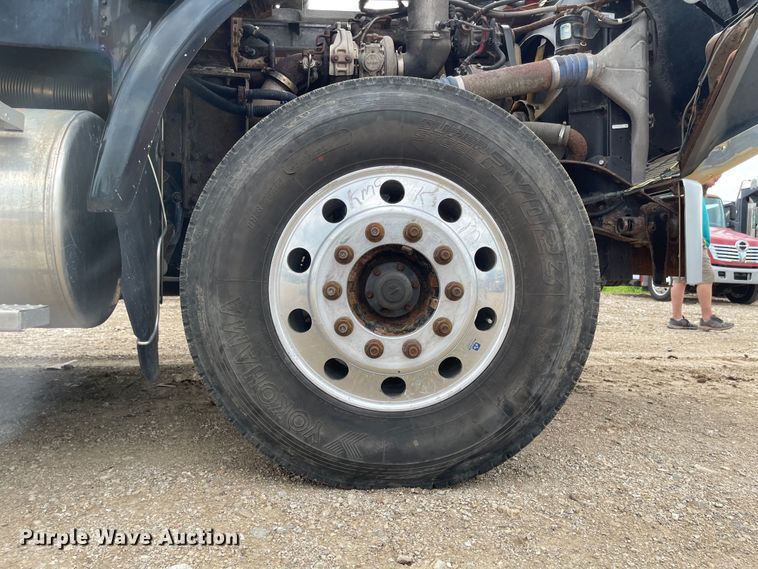 image for item LF9159 2008 Freightliner FLD  semi truck