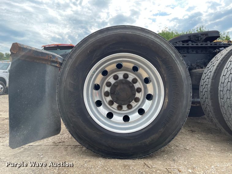 image for item LF9159 2008 Freightliner FLD  semi truck