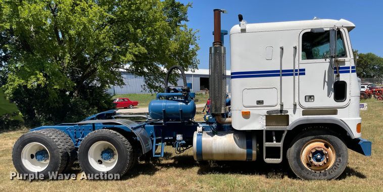 image for item LF9179 1994 Freightliner FLB  semi truck