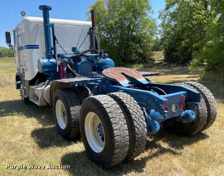 image for item LF9179 1994 Freightliner FLB  semi truck