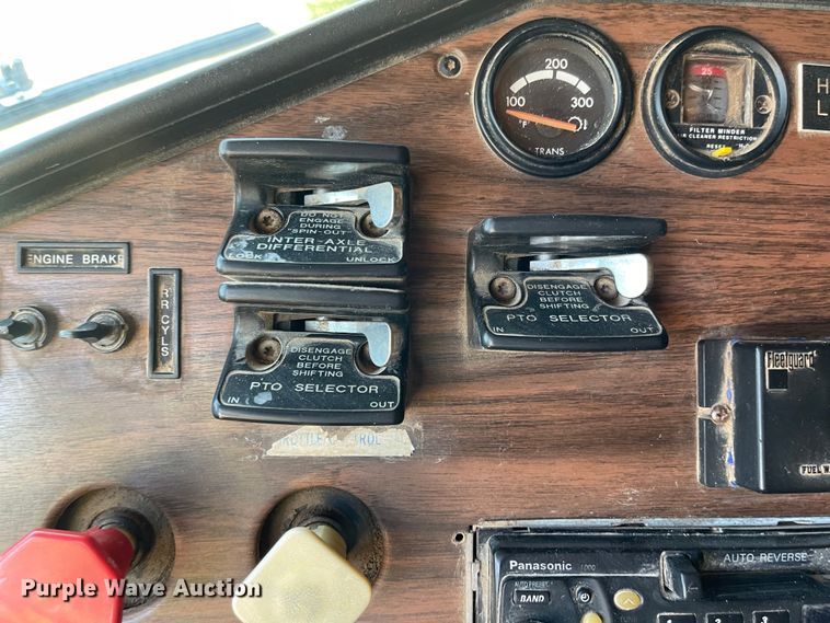 image for item LF9179 1994 Freightliner FLB  semi truck