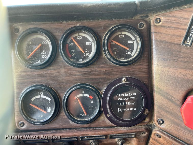 image for item LF9179 1994 Freightliner FLB  semi truck