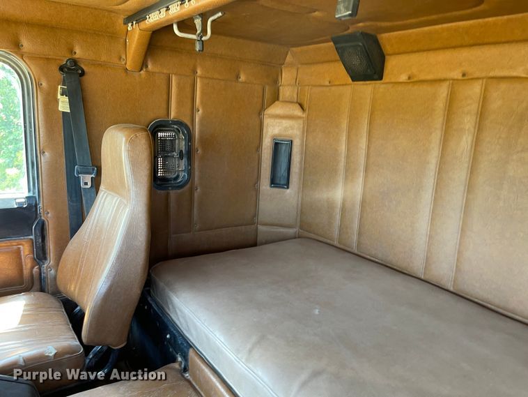 image for item LF9179 1994 Freightliner FLB  semi truck