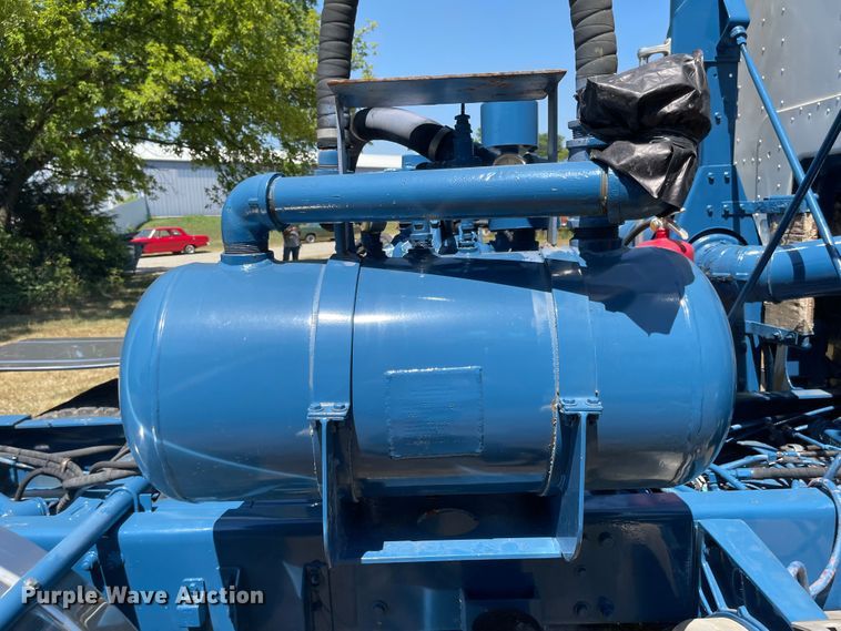 image for item LF9179 1994 Freightliner FLB  semi truck