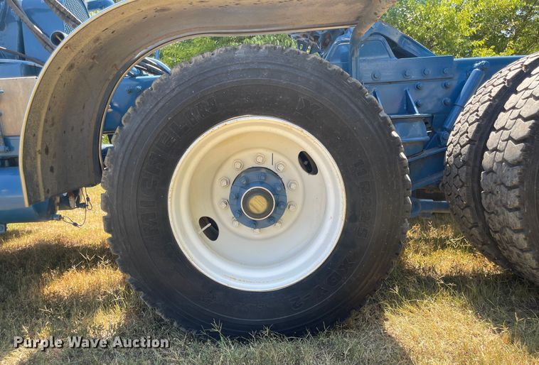 image for item LF9179 1994 Freightliner FLB  semi truck