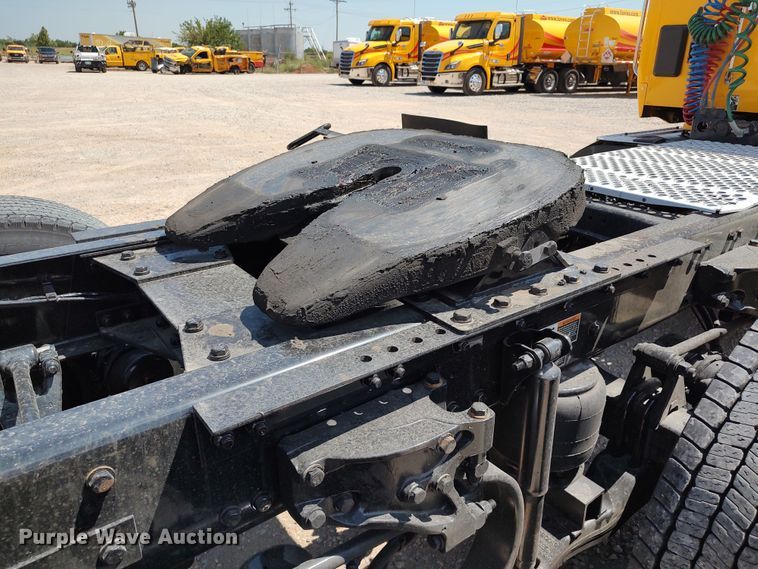 image for item LU9107 2019 Kenworth T680  semi truck