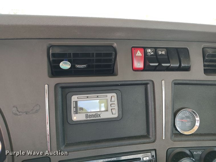 image for item LU9107 2019 Kenworth T680  semi truck