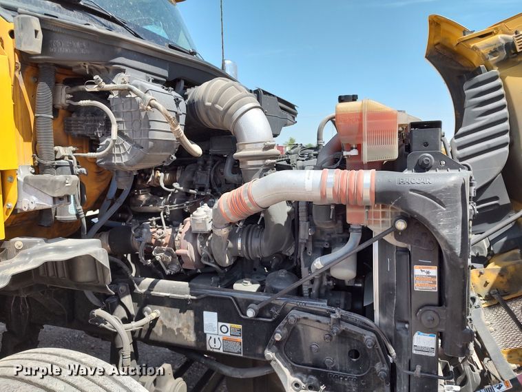 image for item LU9107 2019 Kenworth T680  semi truck