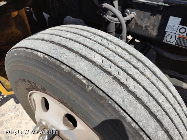 image for item LU9107 2019 Kenworth T680  semi truck