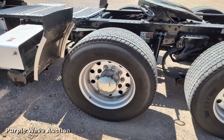 image for item LU9107 2019 Kenworth T680  semi truck