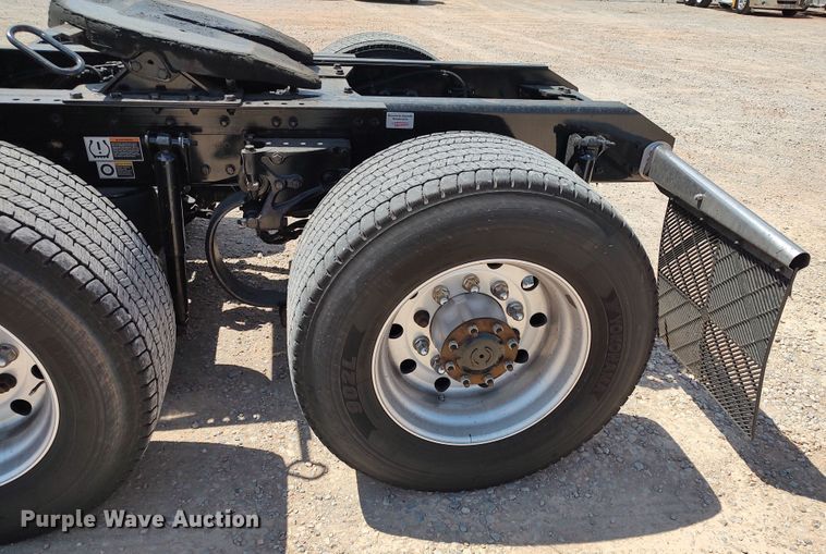 image for item LU9107 2019 Kenworth T680  semi truck