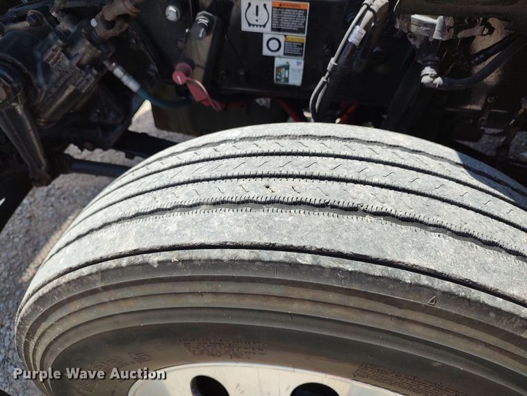 image for item LU9107 2019 Kenworth T680  semi truck