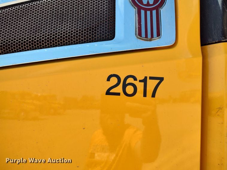 image for item LU9107 2019 Kenworth T680  semi truck