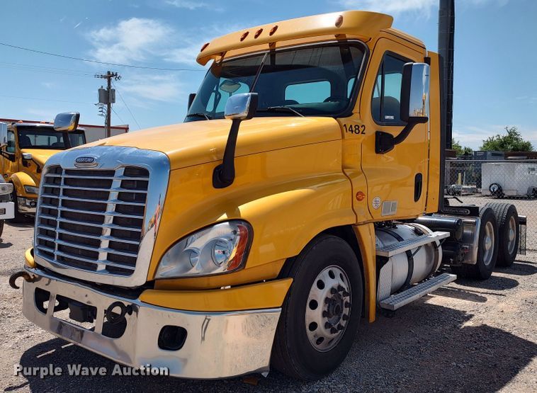 image for item LU9108 2018 Freightliner Cascadia 125  semi truck