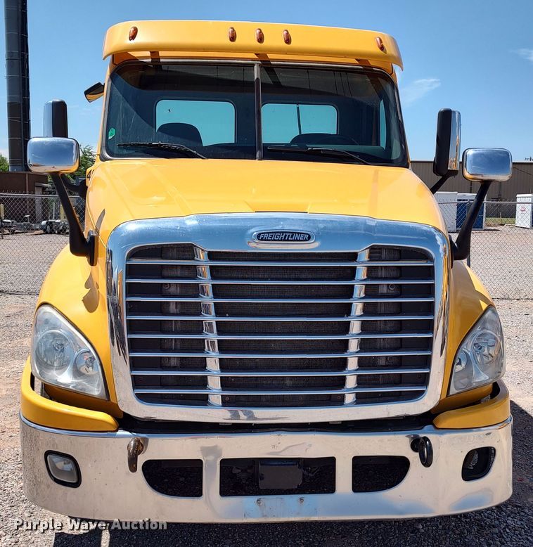 image for item LU9108 2018 Freightliner Cascadia 125  semi truck