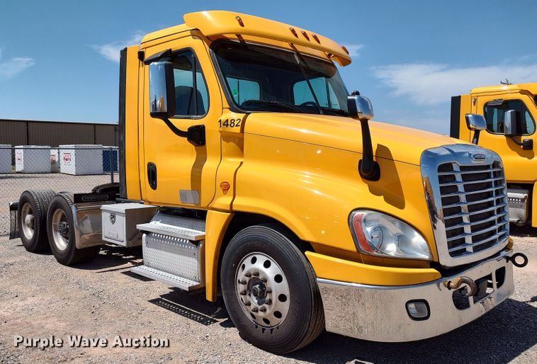 image for item LU9108 2018 Freightliner Cascadia 125  semi truck