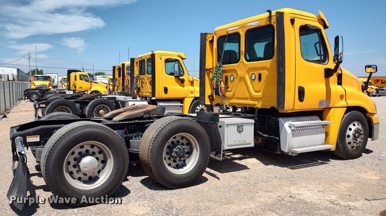 image for item LU9108 2018 Freightliner Cascadia 125  semi truck