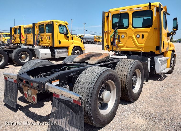 image for item LU9108 2018 Freightliner Cascadia 125  semi truck
