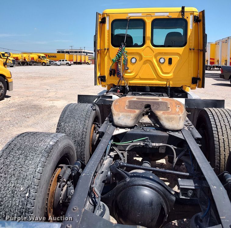 image for item LU9108 2018 Freightliner Cascadia 125  semi truck