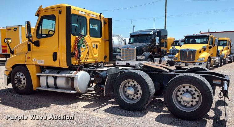 image for item LU9108 2018 Freightliner Cascadia 125  semi truck