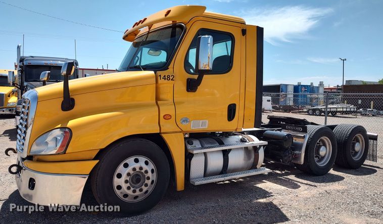 image for item LU9108 2018 Freightliner Cascadia 125  semi truck