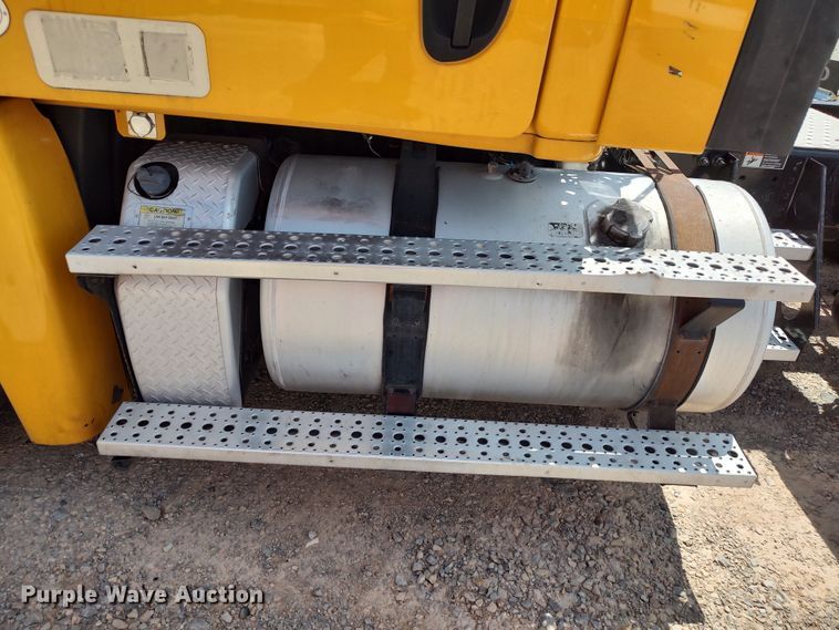 image for item LU9108 2018 Freightliner Cascadia 125  semi truck