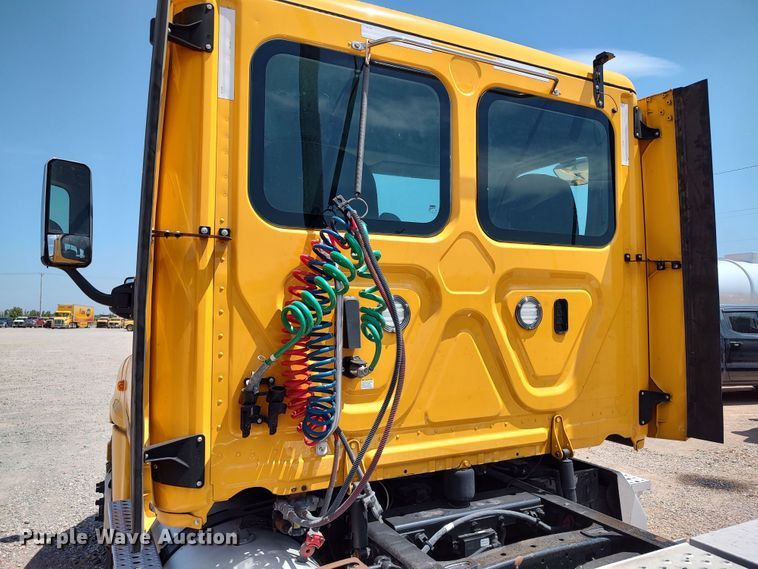 image for item LU9108 2018 Freightliner Cascadia 125  semi truck