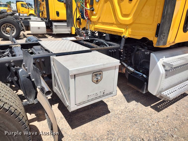 image for item LU9108 2018 Freightliner Cascadia 125  semi truck