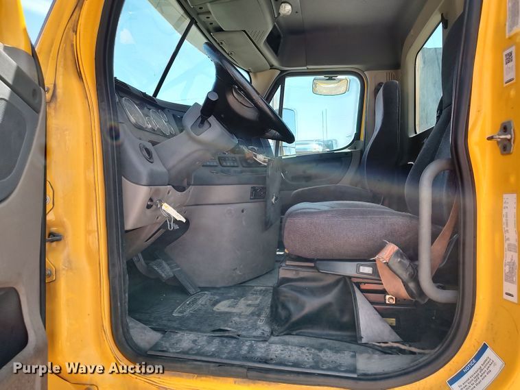 image for item LU9108 2018 Freightliner Cascadia 125  semi truck