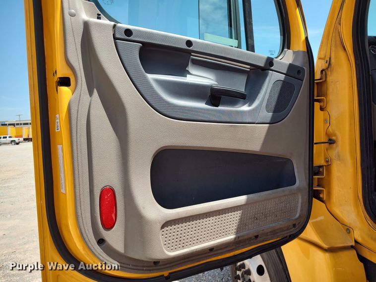 image for item LU9108 2018 Freightliner Cascadia 125  semi truck