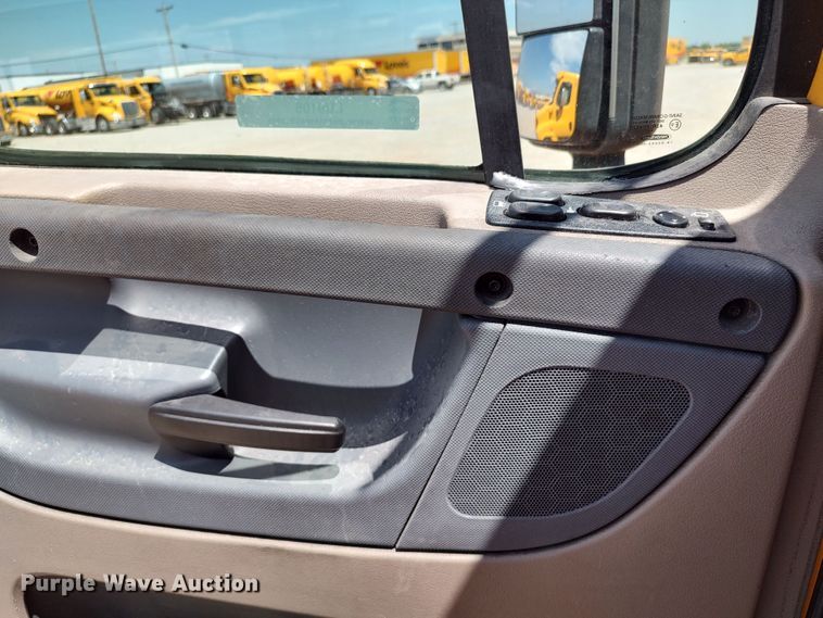 image for item LU9108 2018 Freightliner Cascadia 125  semi truck