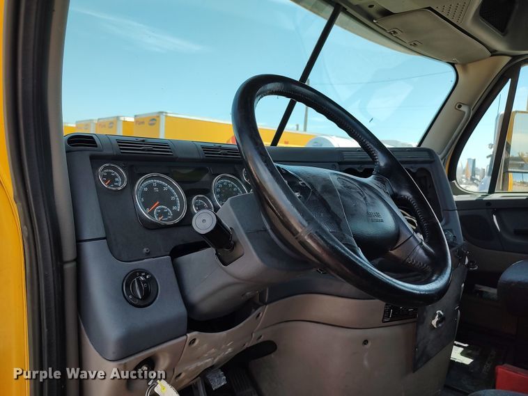 image for item LU9108 2018 Freightliner Cascadia 125  semi truck