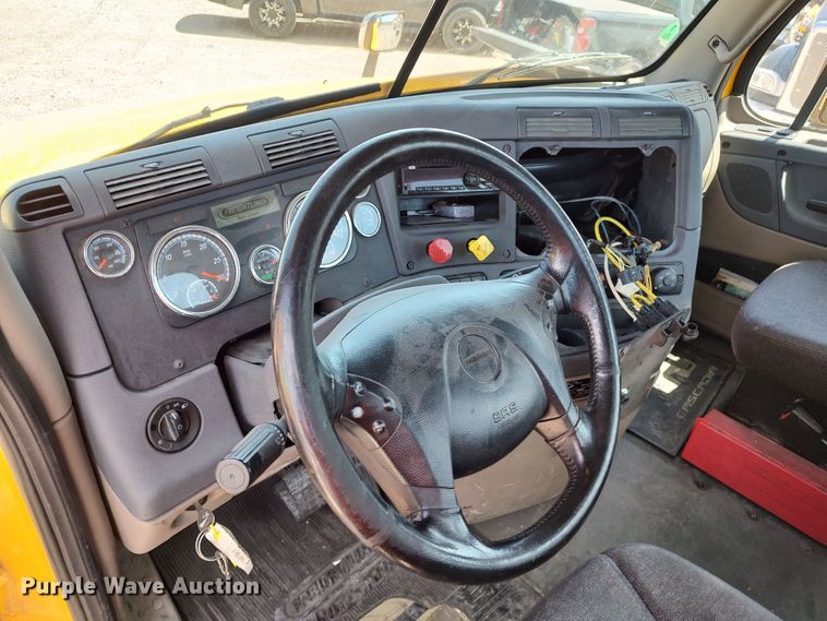 image for item LU9108 2018 Freightliner Cascadia 125  semi truck