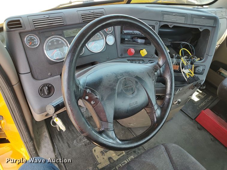 image for item LU9108 2018 Freightliner Cascadia 125  semi truck