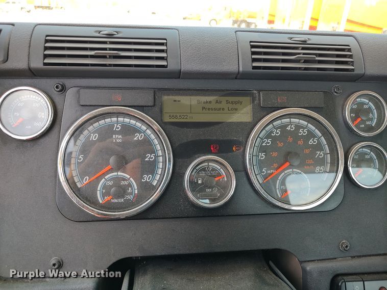 image for item LU9108 2018 Freightliner Cascadia 125  semi truck