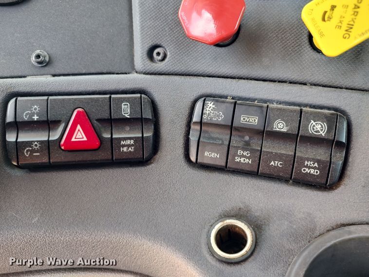 image for item LU9108 2018 Freightliner Cascadia 125  semi truck