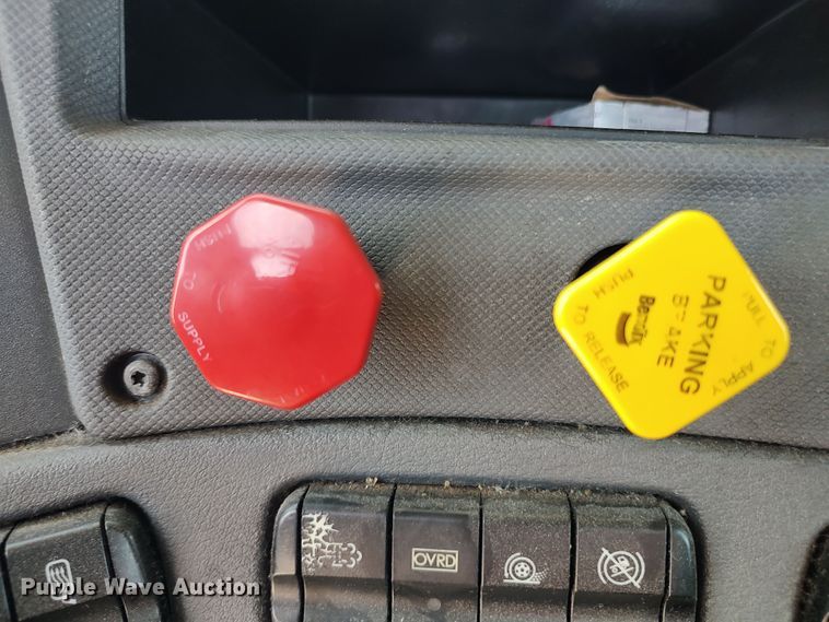 image for item LU9108 2018 Freightliner Cascadia 125  semi truck