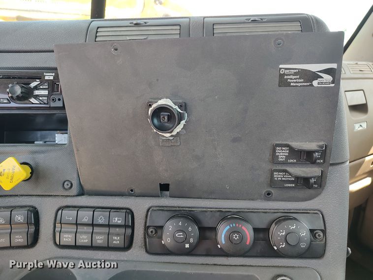 image for item LU9108 2018 Freightliner Cascadia 125  semi truck