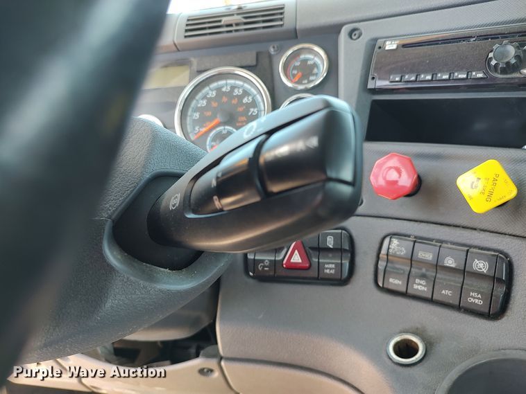 image for item LU9108 2018 Freightliner Cascadia 125  semi truck