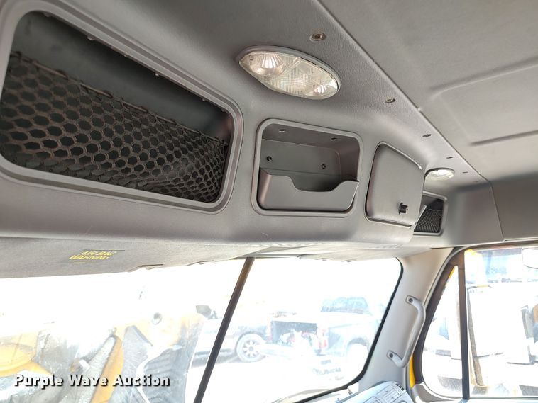 image for item LU9108 2018 Freightliner Cascadia 125  semi truck